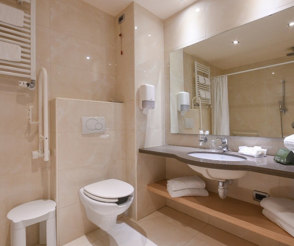 TH-Lazise-Hôtel-Parchi-del-Garda-Chambre-Famille-salle de bain-équipée