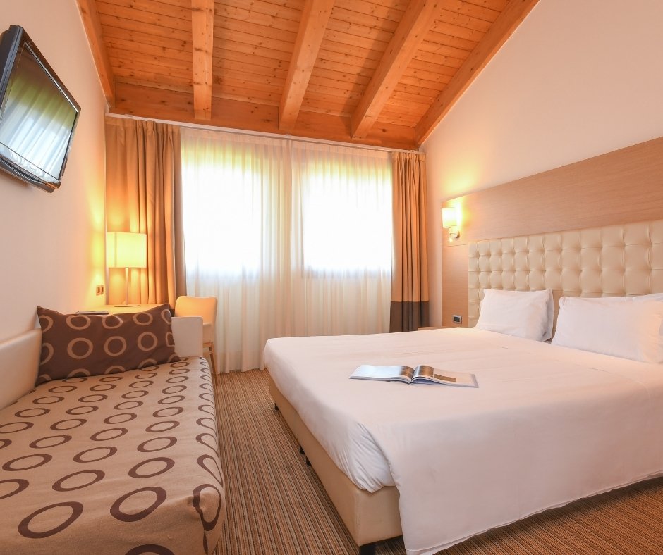 TH-Lazise-Hotel-Parchi-del-Garda-Superior-Dreibettzimmer