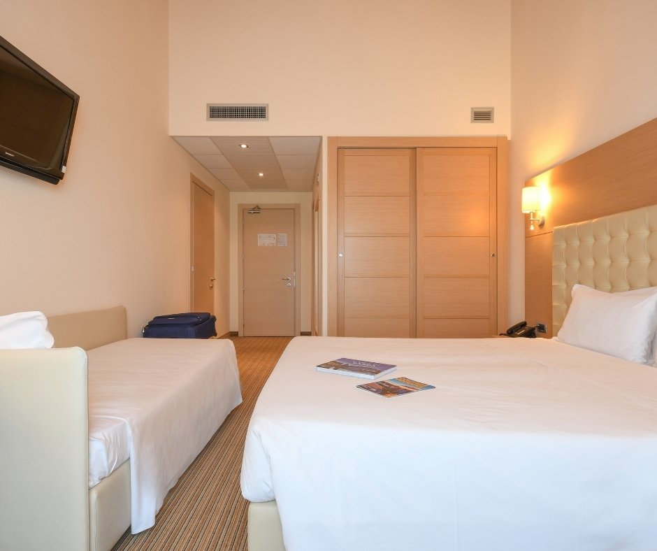 TH-Lazise-Hotel-Parchi-del-Garda-Room-Superior-triple-sofa-open