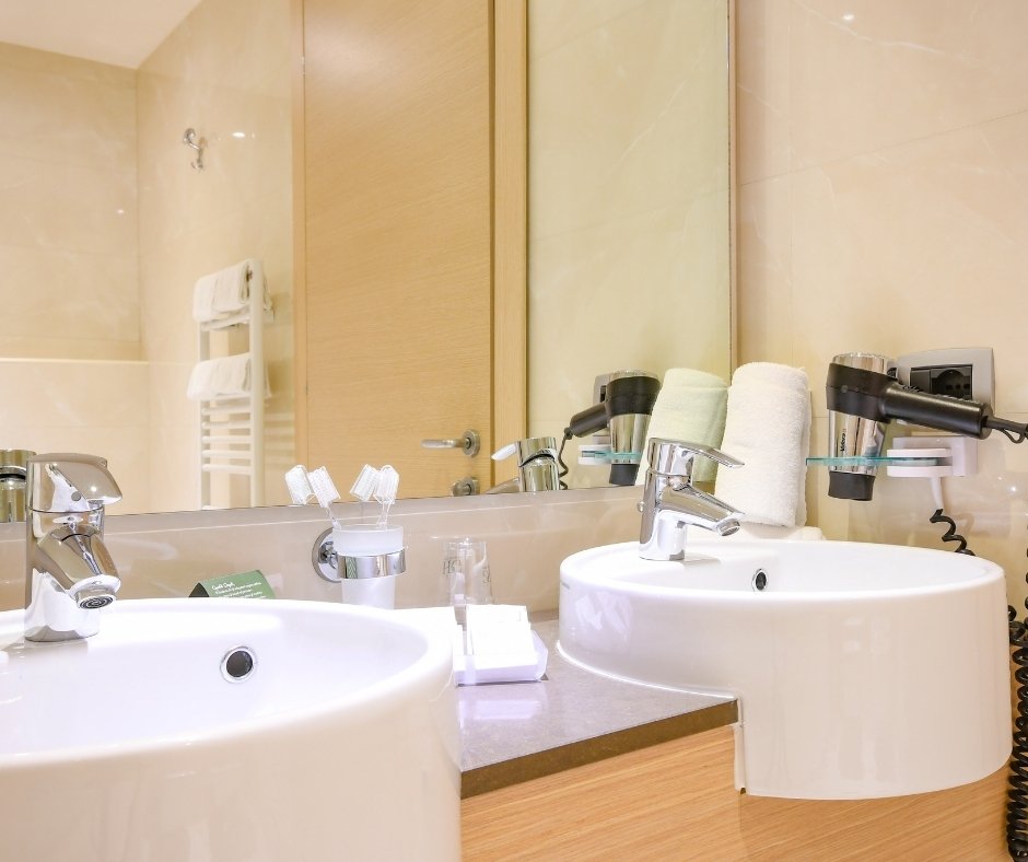 TH-Lazise-Hotel-Parchi-del-Garda-Suite-Imperial-washbasins