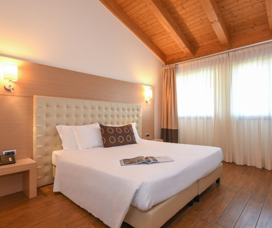 TH-Lazise-Hotel-Parchi-del-Garda-Suite-Imperial-Bett